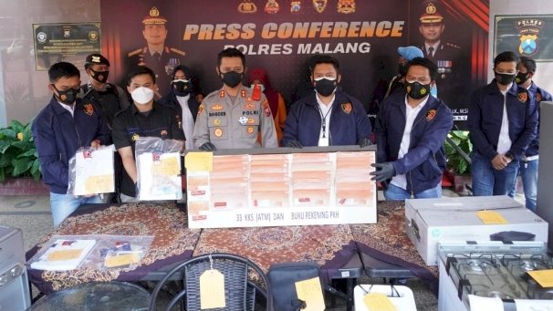 Kapolres Malang, AKBP R. Bagoes Wibisono Beserta Kasatreskrim, AKP Donny K Baralangi saat Menggelar Pers Rilis/RMOLJatim