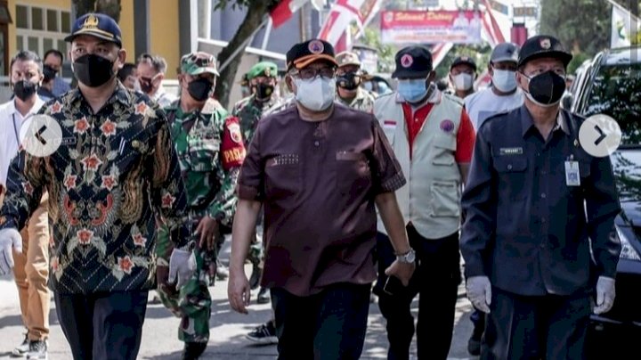 Sekdakab, Mirfano didampingi ketua Plt. Kadinkes, Plt Kepala BPBD dan Muspika Kecamatan Sumbersari.