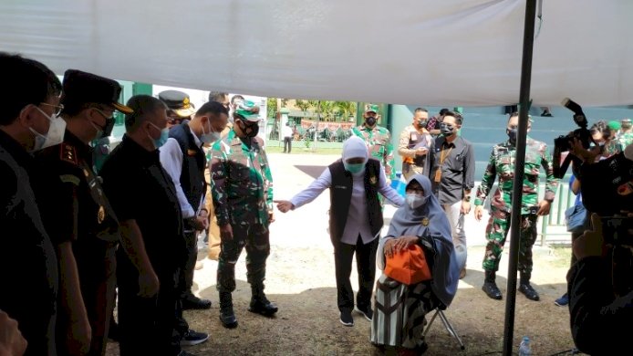 Wali Kota Eri Bersama Forkopimda Jatim Tinjau Vaksinasi Massal di Makodam V/Brawijaya/RMOLJatim