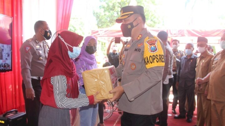 Kapolres Bondowoso, AKBP Herman Priyanto saat serahkan bansos untuk difabel/RMOLJatim