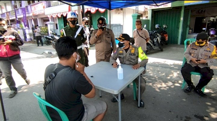 Petugas saat melakukan penindakan pada pelanggar prokes/ ist