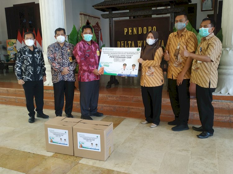 BPJS Kesehatan Cabang Sidoarjo menyerahkan bantuan paket vitamin ke Pemkab Sidoarjo/RMOLJatim