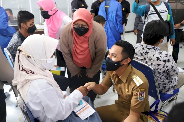 Bupati Tuban, Aditya Halindra Faridzky berinteraksi dengan salah seorang penyandang disabilitas saat akan vaksin di Mapolres Tuban/RMOLJatim