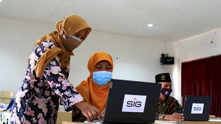  Gu di MI Nurul Ulum, Betoyoguci Gresik menggunakan Laptop Bantuan SIG utk proses belajar mengajar secara virtual/Ist