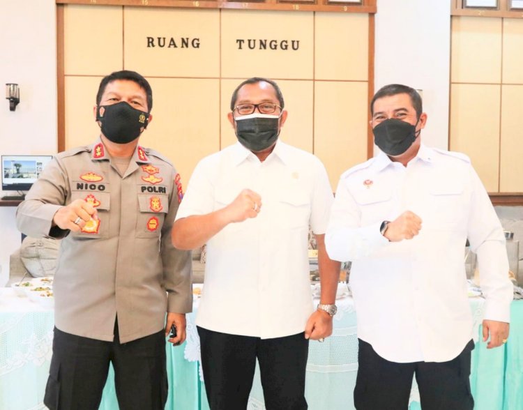 Sahat Tua Simanjuntak bersama Kapolda Jatim Irjen Pol. Nico Alfinta