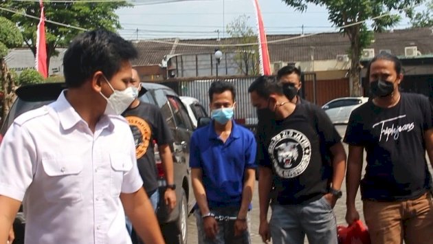 Pelaku pembunuh istri diborgol