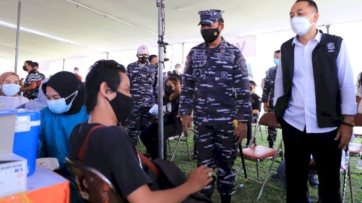 Wali Kota Eri bersama Pangkoarmada II Laksda Iwan Isnurwanto saat meninjau vaksinasi massal di lapangan Thor/RMOLJatim