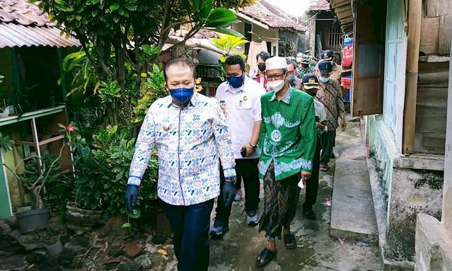 Bupati Jember Hendy Siswanto saat meninjau pelaksanaan PPKM mikro berbasis hulu di jalan Sentot Prawirodirjo, RW 5 Lingkungan Jember Kidul/Ist 