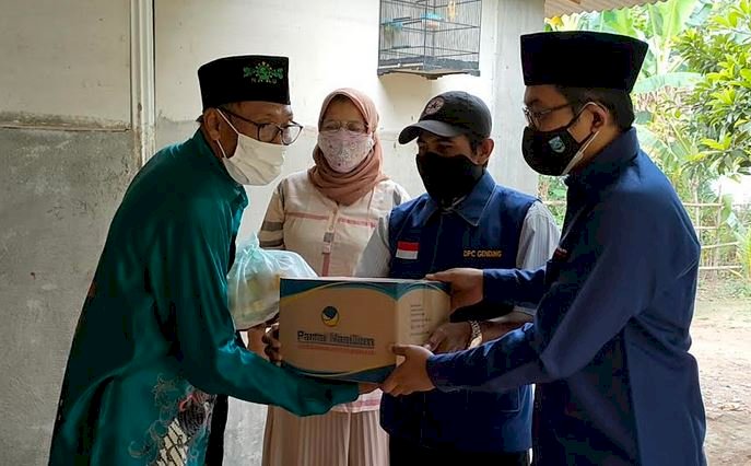 Ketua DPRD Kabupaten Probolinggo saat memberikan sembako pada warga yang keluarganya dikarantina/RMOLJatim