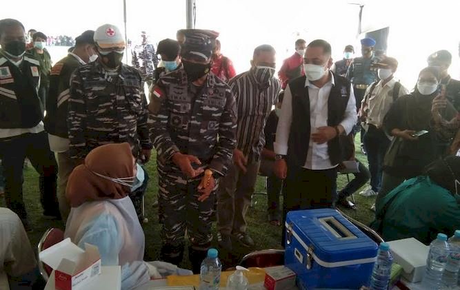 Wali Kota Eri bersama Pangkoarmada II Laksda Iwan Isnurwanto meninjau vaksinasi massal dosis I di lapangan Thor/RMOLJatim