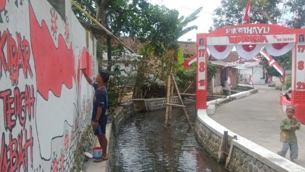Tampak kegiatan salah satu warga Gambangan/RMOLJatim.