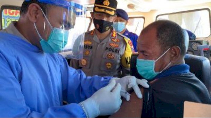 Petugas saat melakukan vaksinasi di atas kapal pada ABK di pantau langsung Kapolres Probolinggo, AKBP Teuku Arsya Kadhafi. /RMOLJatim