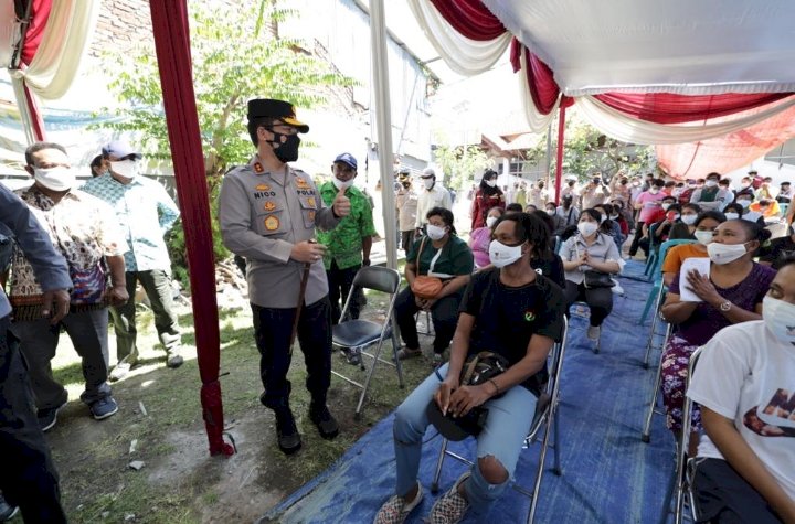 Kapolda Jatim Irjen Pol Nico Afinta menyempatkan diri berinteraksi dengan masyarakat Papua di Surabaya saat vaksinasi/Ist