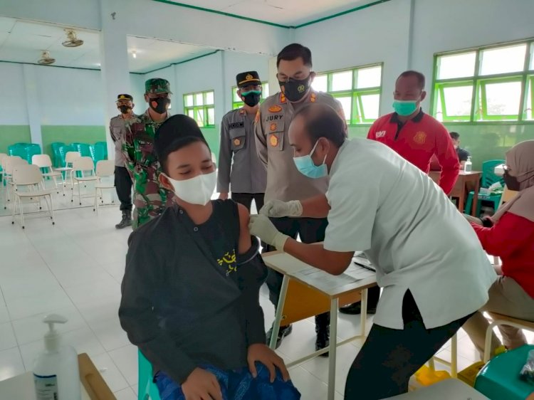 Kapolres Madiun AKBP Jury Leonard saat memantau pelaksanaan vaksin di Ponpes Al Basyariah/Ist