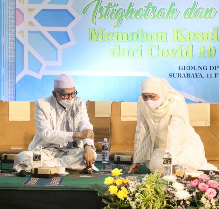 Dari Kanan : Gubernur Jawa Timur, Khofifah Indar Parawansa bersama  KH Miftachul Akhyar/Ist