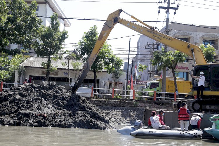 Armuji saat meninjau pengerukan sediman Sungai Kalimas/ist