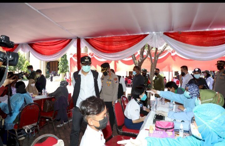 Wali Kota Eri saat meninjau vaksinasi massal/RMOLJatim