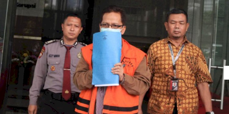 Mantan Kepala Dinas Pekerjaan Umum dan Penataan Ruang (PUPR) Kabupaten Mojokerto Zaenal Abidin (rompi oranye)/Net