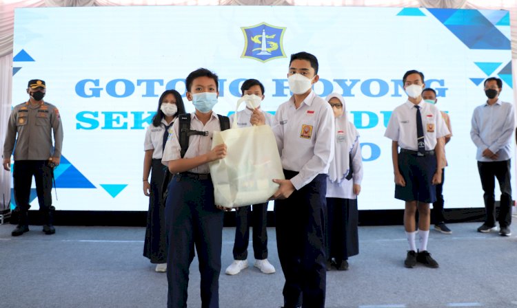 Pelajar SMPN 1 Surabaya saat memberikan bantuan kepada sesama pelajar yang kehilangan orang tuanya karena pandemi Covid-19/RMOLJatim
