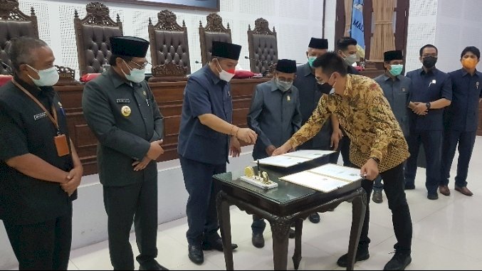 Ketua DPRD Kota Malang, I Made Rian Diana Kartika bersama Wawalikota Malang, Sofyan Edi Jarwoko saat Menandatangani Berkas Kesepakatan/ RMOLJatim