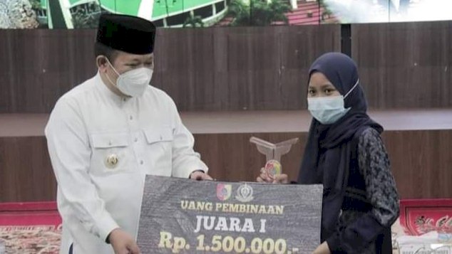 Bupati Jember Hendy Siswanto, saat penyerahan trofi dan hadiah dalam acara penutupan MTQ/ ist