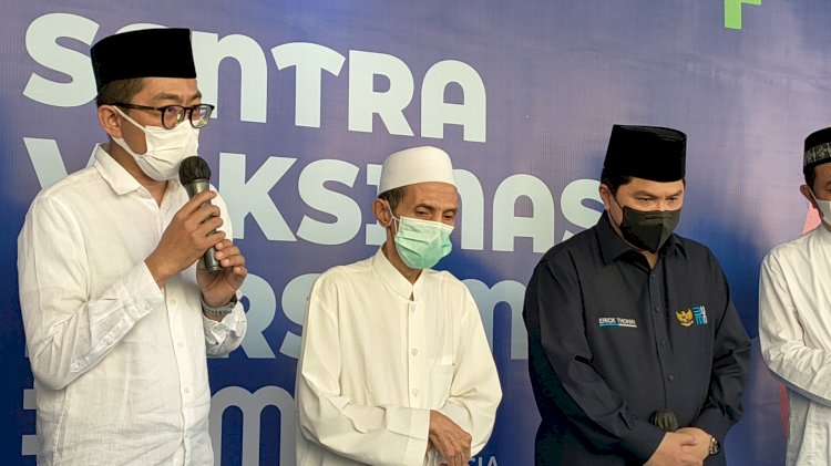 Faisol Riza saat memberikan keterangan pada sejumlah media di Gerai Vaksinasi Unuja/RMOLJatim