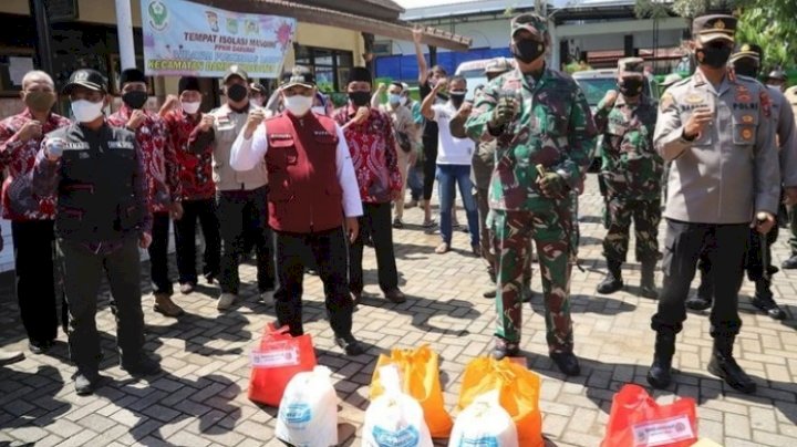 Bupati Malang, H.M Sanusi bersama Forkopimda Kabupaten Malang saat Tinjau Lokasi Isoter dan Berikan Bantuan/Ist
