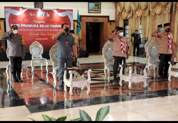 Wawali Kota Surabaya Armuji bersama Wakapolres Pelabuhan Tanjung Perak Kompol Wahyu Hidayat mengikuti prosesi upacara peringatan ke-60 gerakan pramuka secara virtual di Balai Kota/ist