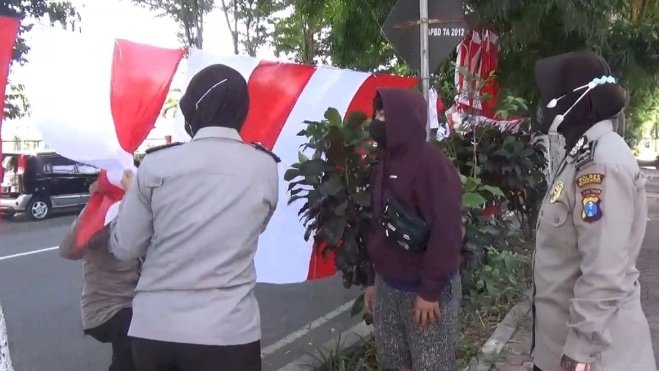 Polres Bondowoso saat memborong bendera/RMOLJatim