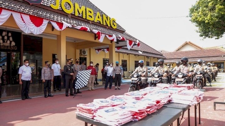 Kapolres AKBP Agung Simbolis Serahkan Bendera Merah Putih di Mapolres Jombang/Ist