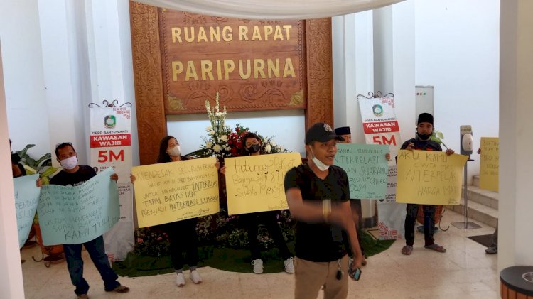 Paripurna membahas Hak Interpelasi DPRD diwarnai aksi oleh Ampibi/RMOLJatim