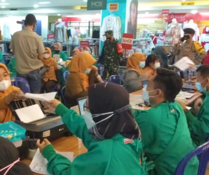 Suntikan vaksinasi Covid-19 ke karyawan Mall Luwes Ngawi/RMOLJatim