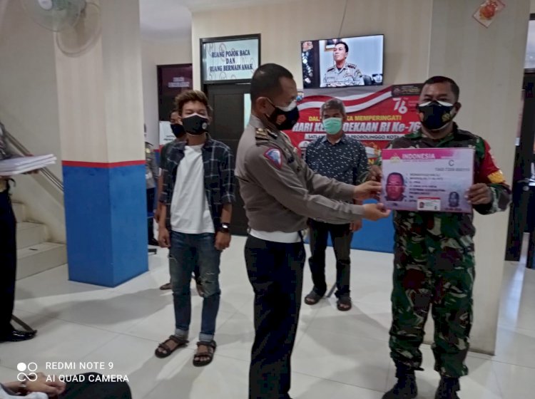 Satlantas Polres Probolinggo Kota Saat Memberikan SIM Gratis Bagi Warga Yang Lahir Pada 17 Agustus/RMOLJatim