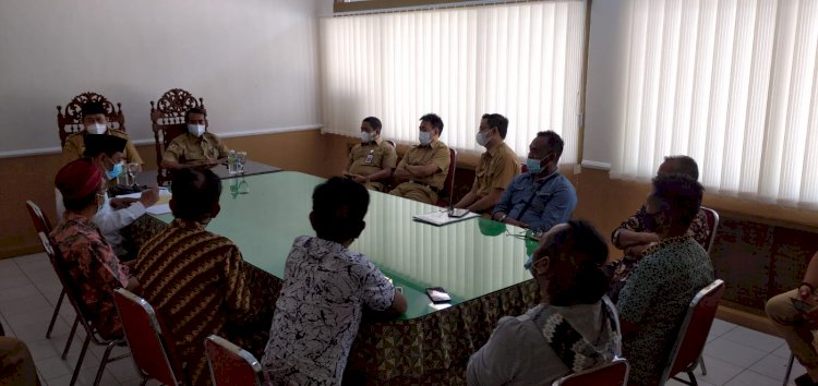 Wabup Bondowoso Irwan Bahtiar Rahmat saat menemui warga terdampak wisata kuliner/RMOLJatim