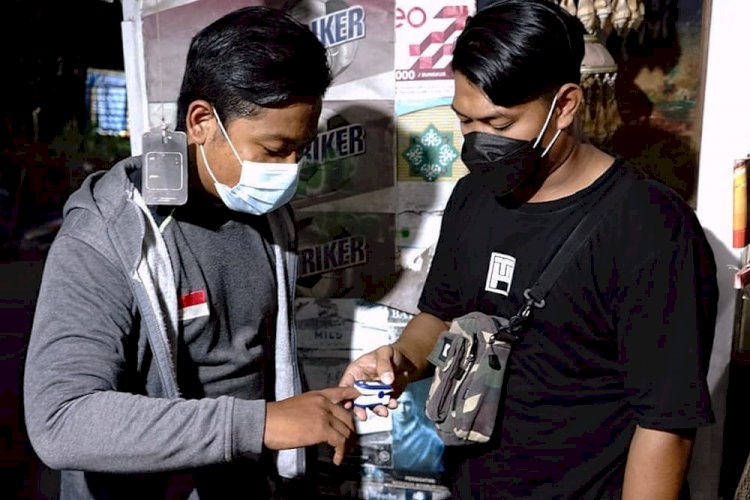 petugas melakukan cek kesehatan kepada pengibar bendera/RMOLJatim