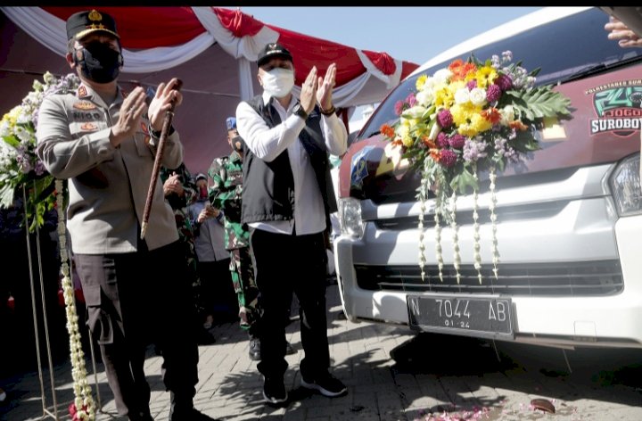 Kapolda Jatim Irjen. Pol. Dr. Nico Afinta dan Wali Kota Surabaya Eri Cahyadi saat peluncuran Mobil Respon Cepat Vaksin Keliling Kota Surabaya di Tugu Pahlawan/RMOLJatim