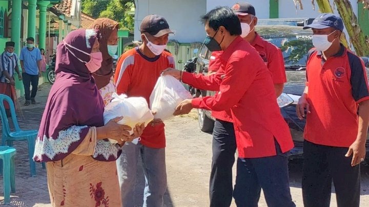 Nasution saat berikan sembako pada masyarakat