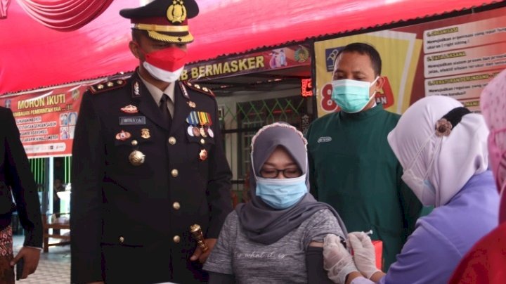 Kapolres Ngawi AKBP I Wayan Winaya memantau vaksinasi di Lapas Ngawi/ist