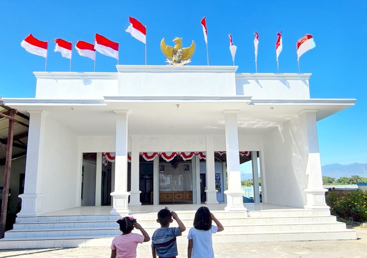 Tiga anak memberi hormat pada Bendera Merah Putih sebelum masuk kantor Desa Sumberbulu yang Mirip Istana Merdeka/RMOLJatim