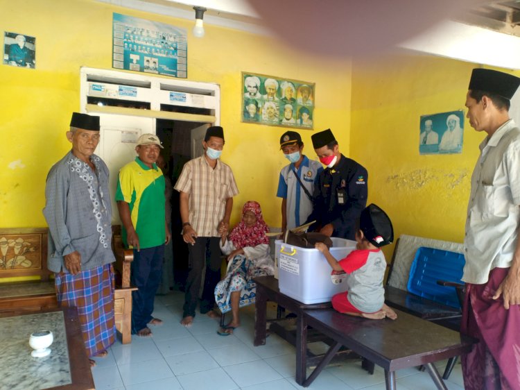 Petugas TKSK menyerahkan bantuan kepada Nenek Usna /RMOLJatim