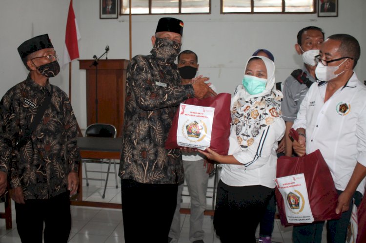 Ketua PWI Ngawi Kundari Pri Susanti secara simbolis serahkan sembako kepada para veteran/RMOLJatim