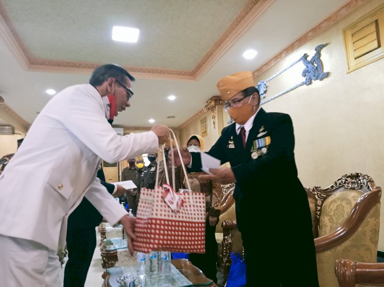 Pemberian bingkisan kepada veteran di HUT Kemerdekaan RI ke 76/RMOLJatim