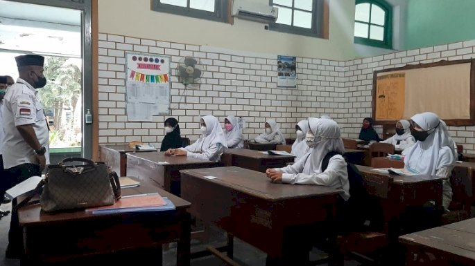 Kadis Dikbud beserta tim saat meninjau PTM/RMOLJatim