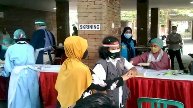 Petugas saat memandu penyandang disabilitas