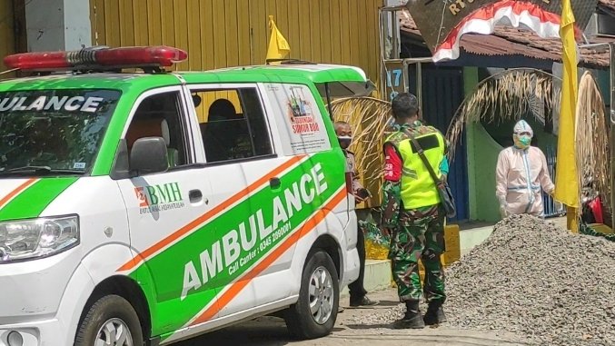 Petugas Kawal Pemindahan Warga Isoman ke Isoter