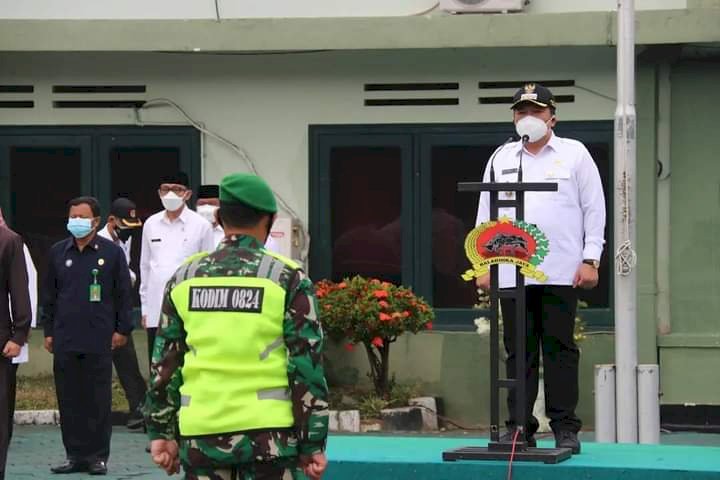 Bupati Hendy Siswanto saat apel pemindahan Isoman ke isoter/RMOLJatim
