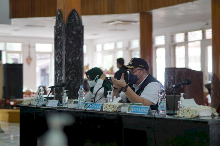 Bupati Kediri Hanindhito Himawan Pramana saat rapat koordinasi penanganan Covid-19 dengan Forkopimda dan Kepala rumah sakit se-Kabupaten Kediri/RMOLJatim