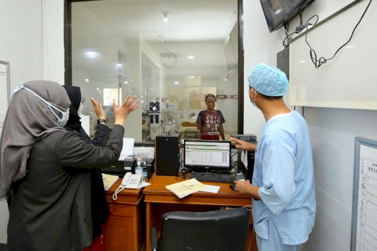 Bupati Ipuk didampingi Plt RSUD Blambangan dr Aisyah menyapa pasien Covid-19/Ist