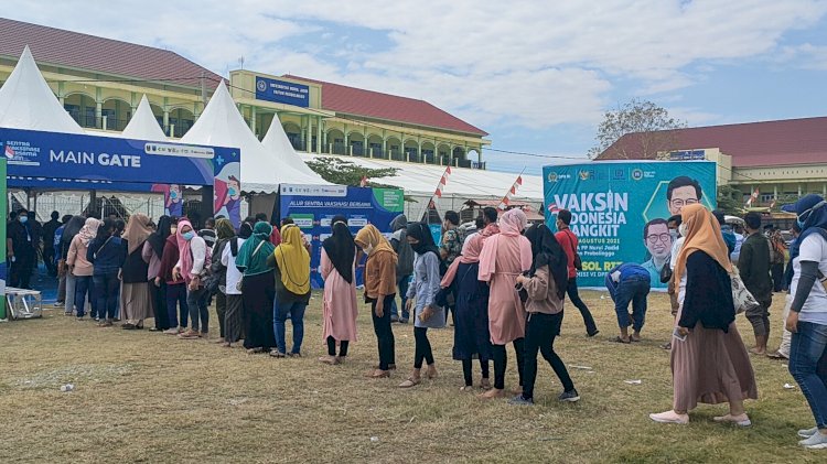 Para warga antri untuk mendapatkan vaksinasi di Sentra Vaksin Ponpes Nurul Jadid Paiton Probolinggo/RMOLJatim