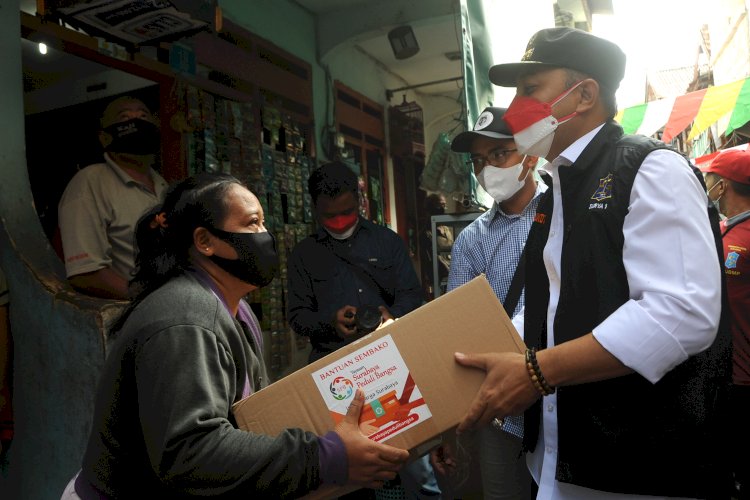 Wali Kota Eri saat memberikan bantuan sembako kepada warga/RMOLJatim